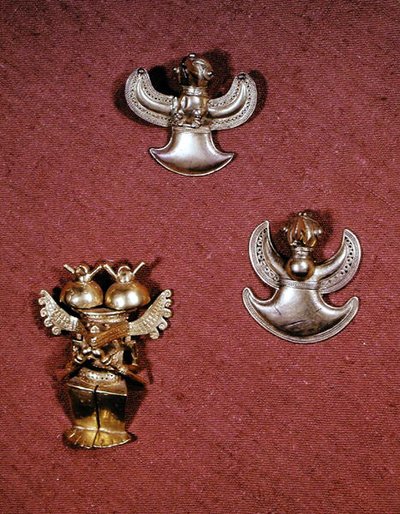 Due pendenti a forma di uccello della cultura Tairona e una figurina antropomorfa della cultura Quimbaya (oro) da Pre Columbian Pre Columbian